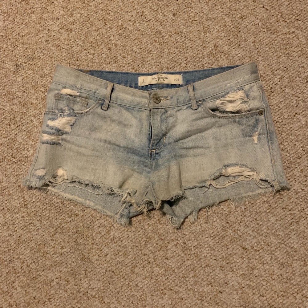 Low-rise distressed denim shorts | size 26